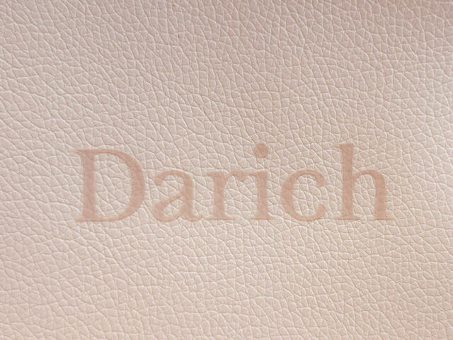 スウィートなニュアンスピンクのブランドロゴ入り。上品なアクセントになっています