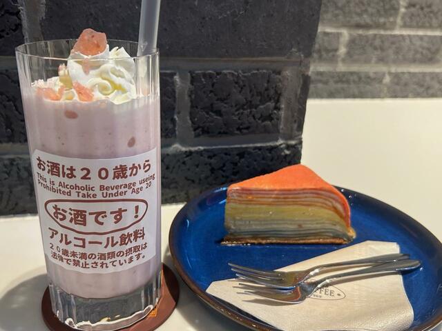 サザコーヒー 東京アマレットいちごシェイクとレインボーミルクレープ