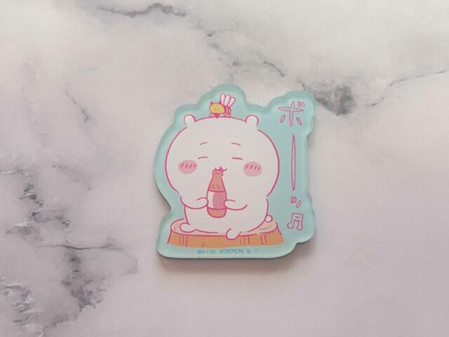 オロナミン笛を吹くちいかわの姿、癒し効果抜群ですが、頭に止まっている虫のせいでこの後闇深い事態が引き起こされます…気になる方は「パラレルワールド編」をチェック！