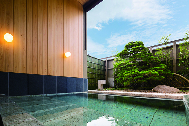 界 加賀 夏の大浴場ライトアップ