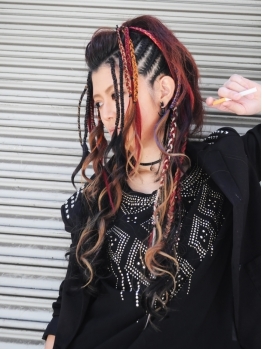 エクステを使用したヘアスタイルもご覧のとおり