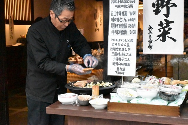 店主が試食を作っている近江つけもの「山上」さん
