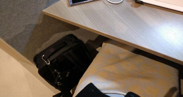 【無印良品 肩の負担を軽くする撥水ナイロンビジネスリュックサック】意外に場所を取らず、狭いデスクスペースの下に置いても邪魔に感じませんでした