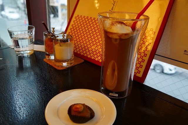 ブロンデル:メランジェブロンデル47%の冷たいショコラショーと、トリュフひと粒