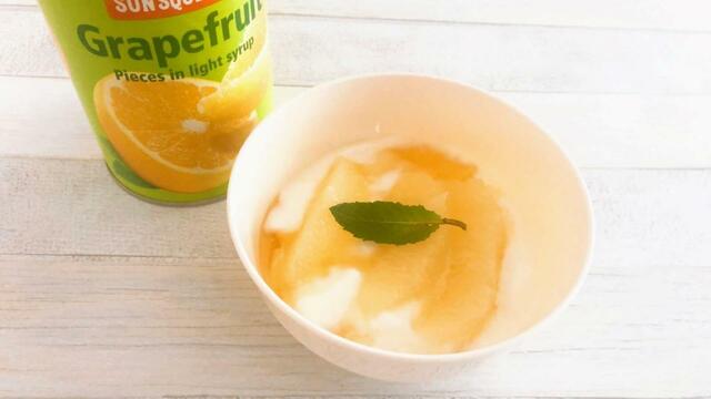 プレーンヨーグルトにグレープフルーツとはちみつを組み合わせてみました。
