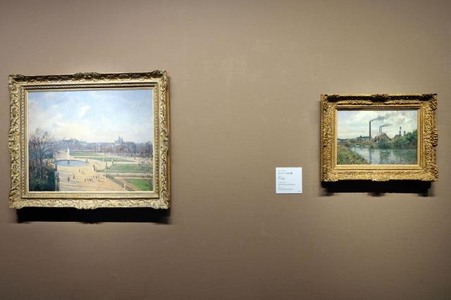 いずれもカミーユ・ピサロ　左：《テュイルリー宮庭園、午後の陽光》1900年　右：《ポントワーズの工場》1873年