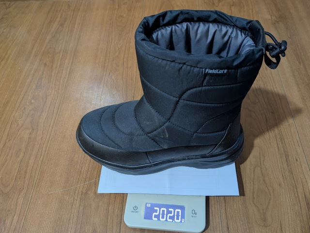 【ワークマン　防寒ブーツ ケベック】重さはSサイズで片足約200g（筆者実測）、Lサイズで片足約250gです。超軽量！