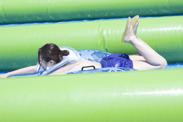 スライドザシティーに参加した水着美女たち