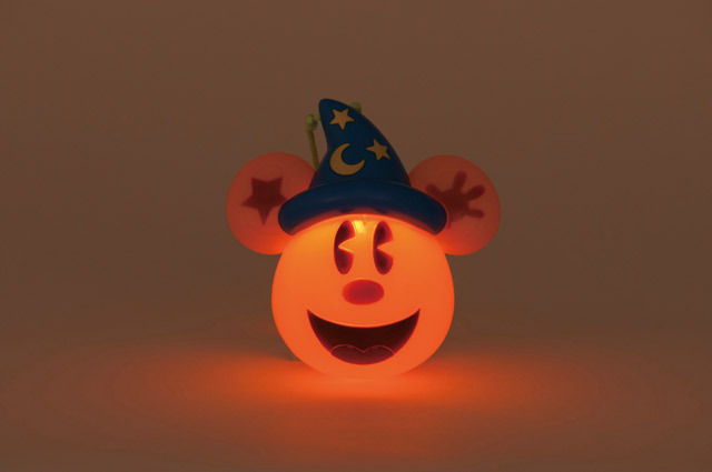 3色に光るペンダントタイプ　ライティングペンダント　1600円／9月1日(火)より発売。東京ディズニーランド「ディズニー＆カンパニー」、東京ディズニーシー「エンポーリオ」