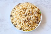 【冷凍炒飯アレンジレシピ「きゅうりと梅のさっぱり炒飯」】冷凍炒飯を袋の表示に従って電子レンジで温めます（写真は温める前の状態）