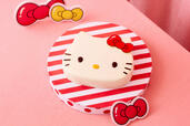 「世界中のみんなを笑顔に♪HELLO KITTY ビッグ・フェイス ケーキ」<期間:2026年9月4日〜11月29日>【ハローキティの“リボンモチーフスイーツ”がいっぱい!かわいいが詰まった「ハローキティ リボンリボン スイーツビュッフェ」でスイートなひととき♪】