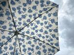 【ニトリ 晴雨兼用折りたたみ傘(55cm フラワーBL)】どんな天気でも気分が上がりそう