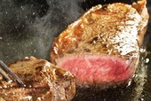 生牡蠣の後に「ビーフサーロインステーキ」を食す喜