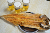 「ジョンイル・シュポ」の炙り干しタラ(ファンテ)は10,000ウォン、ビールは1本2,500ウォン