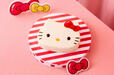 「世界中のみんなを笑顔に♪HELLO KITTY ビッグ・フェイス ケーキ」＜期間：2026年9月4日〜11月29日＞【ハローキティの“リボンモチーフスイーツ”がいっぱい！かわいいが詰まった「ハローキティ リボンリボン スイーツビュッフェ」でスイートなひととき♪】
