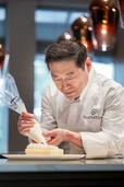 「ペストリーシェフ 佐藤 浩一さん」【“断面美”ミルフィーユやフレジエが登場！苺がきらめく「横浜ベイシェラトンのナイトスイーツブッフェ」】