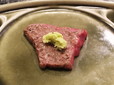熟成肉にワサビを付けて賞味する。