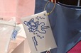 【「誕生50周年記念 ノンタン ずっとともだち!!!」展】ノンタン およぐのだいすき ミニポーチ(各1,500円)/夏の海辺やプールのレジャーでも活躍しそう♪