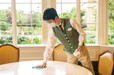 キャストがテーブルや椅子などを定期的に清掃・消毒する様子
