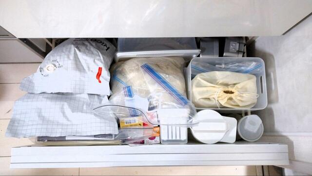 【山崎実業 tower 伸縮キッチン引き出し中ラック ワイド】引き出しの使い勝手が格段にアップ！物が取り出しやすく進化しました♪