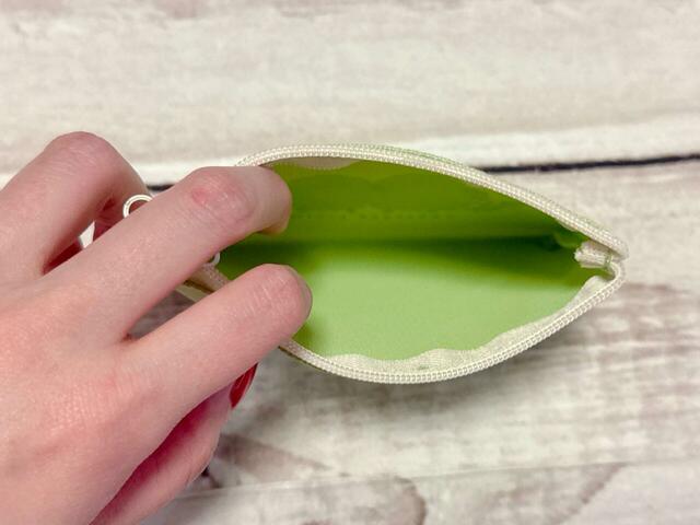 中が見やすいのでコインなどが取り出しやすい