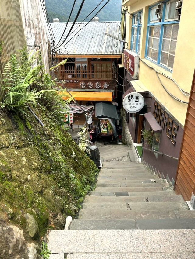 【台湾食べ歩きの旅 #19】　阿里山森林鉄道の主線は奮起湖が終点。ちょっとした観光地で、阿里山茶を楽しめる茶屋や土産屋が並んでいる