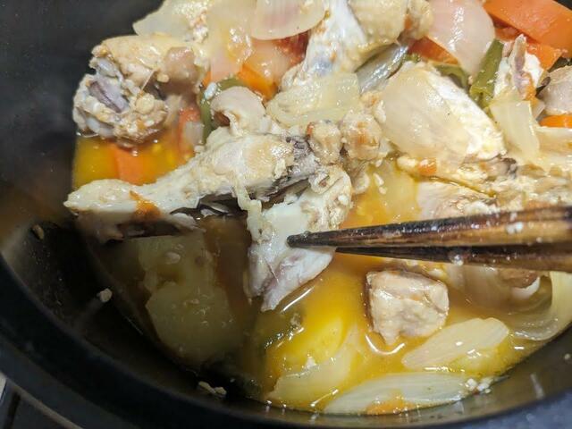 【アイリスオーヤマ 無加水鍋 COTOCO （MKSN-S20）】手羽元も簡単に骨が外れる柔らかさ。トマトや玉ねぎからの水分がしっかり出ている