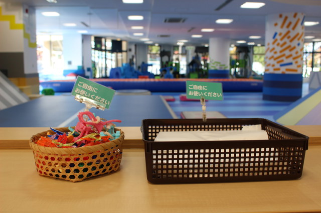 靴箱には、靴をまとめておけるようなクリップも。