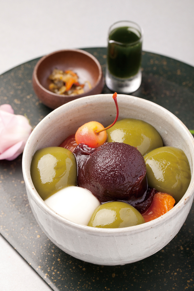 茶房 雲母／「宇治白玉あんみつ」（750円）。白玉に練り込まれた宇治抹茶が上品な味わい。ほろ苦い抹茶蜜をかけていただく。