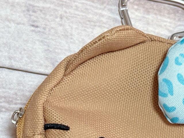 素材はポリエステル。ザラッとした手触りの生地