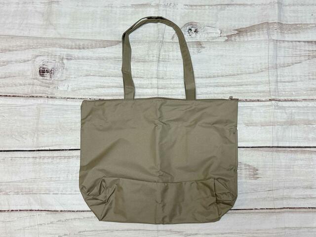 背面は装飾がないシンプルなデザイン