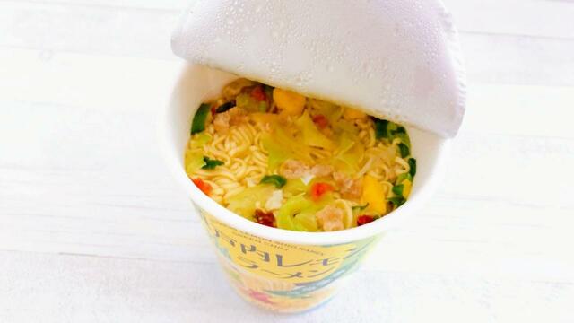 お湯を入れて3分待つとレモンとスパイスの香りが。