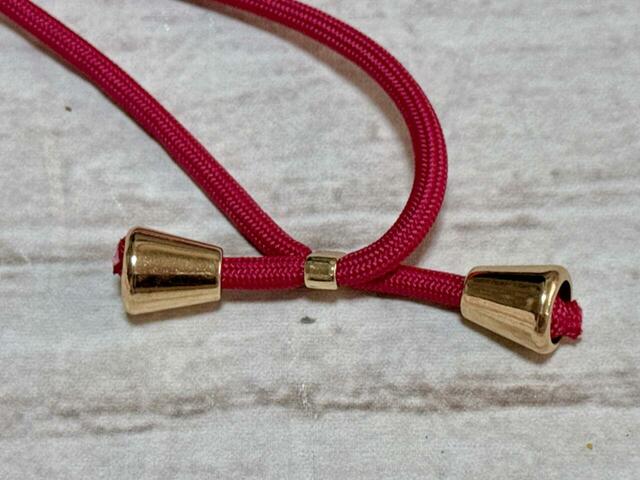 ストラップは結び目で長さ調整が可能