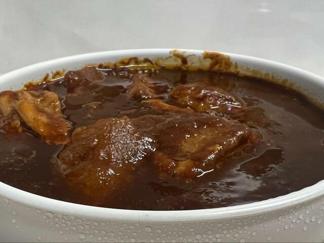 【サンコー 炊き立て丼 ７プレミアムゴールド 金のビーフシチュー】レトルト商品購入前にだいたいの量を確認しないとおかずトレーに入らない場合もある