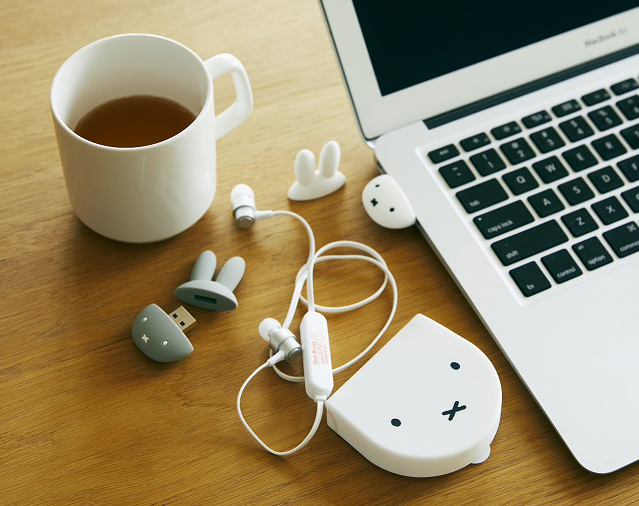 ポーチ付きイヤホン　2,900円（税別）/USBメモリ8G　2,300円（税別） ※第2弾8月16日発売予定