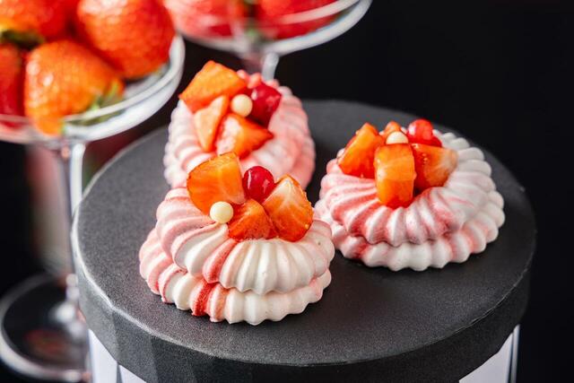 「パヴロバフレーズ」<期間:2026年1月9日~3月8日>【【ヒルトン名古屋】ホテルメイドのストロベリースイーツが並ぶ♪甘美な“ストロベリースイーツビュッフェ”開催!】