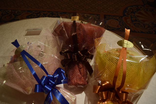 3つのディズニーホテルそれぞれの色合いで作られた花束