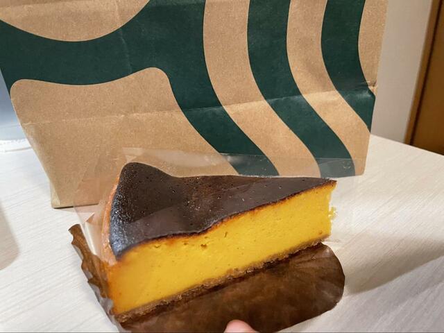 【パンプキンのバスクチーズケーキ】かぼちゃを思わせる黄色いボディが食欲をそそる！