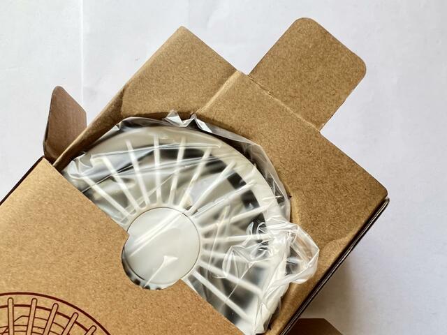 【無印良品 充電式モバイルハンディファン】ハンディファンの向きを確認してから取り出す