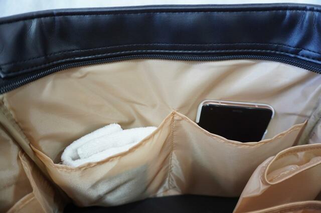 2つのポケットにはスマホやハンカチを入れてみた