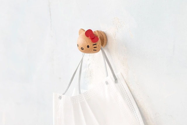 【ハローキティ「マグネットハンガー（レッド）」1,980円】マスクやヘアゴムなどの身の回りの小物を吊り下げておくことができます