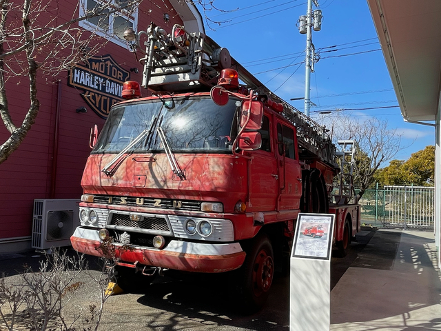 【ユメノバ】館外には大きなはしご車が停まっています。運転席に座れます