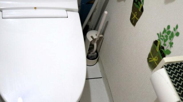 【トイレ収納使用前】トイレ脇の隙間に掃除用ブラシなど物を直置きしていました…