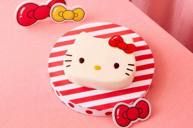「世界中のみんなを笑顔に♪HELLO KITTY ビッグ・フェイス ケーキ」＜期間：2026年9月4日〜11月29日＞【ハローキティの“リボンモチーフスイーツ”がいっぱい！かわいいが詰まった「ハローキティ リボンリボン スイーツビュッフェ」でスイートなひととき♪】