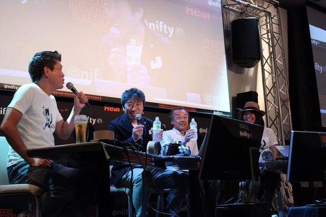 拍手もひかえめに！ 猫に配慮したイベントスタート。