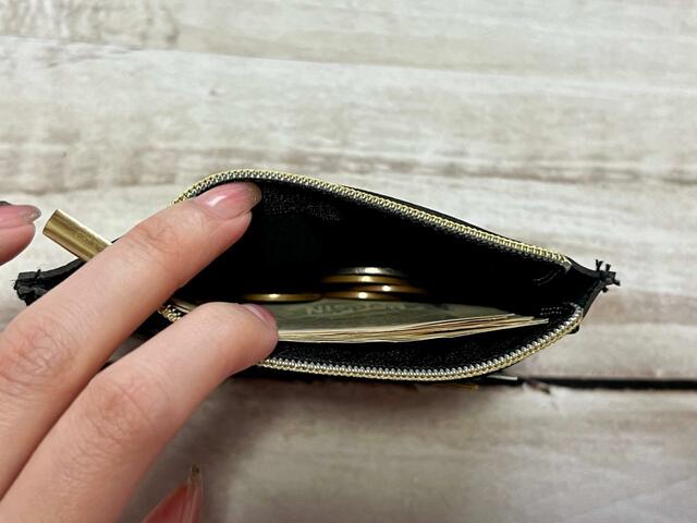 コインだけじゃなく、二つ折りにしたお札も入ります！