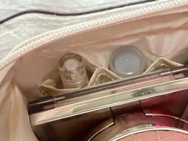 小さいサイズのポケットには目薬とマウススプレーをイン