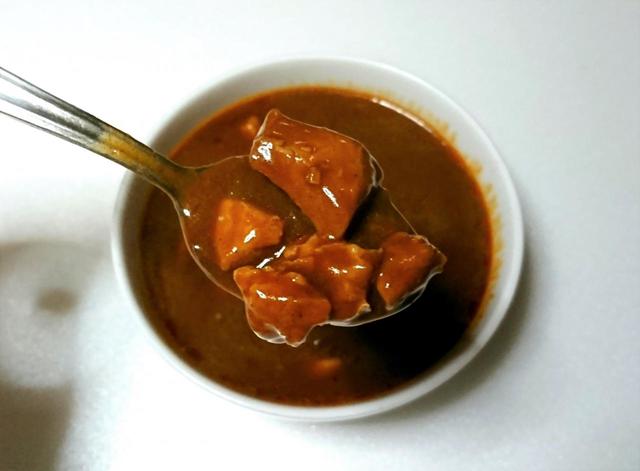 【素材を生かした チキンの大盛りカレー　300g　350円】蒸し鶏肉がゴロッと入っているのが魅力的