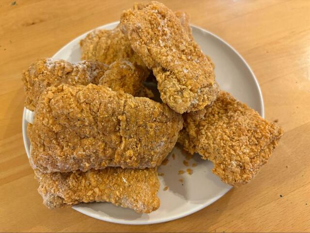 【ロピア 骨なしフライドチキン】衣のゴツゴツ感がたまらない♪ひと口サイズより大きめで、1個でしっかり満足できる存在感！