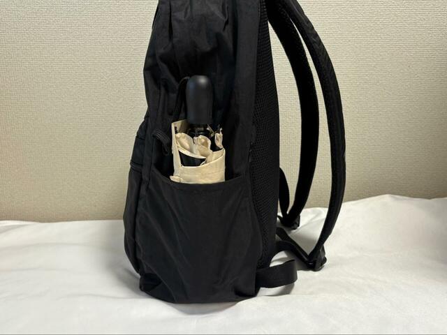 【アディダス 3バーロゴ バックパック】両サイドにもポケット付き。折りたたみ傘や500mlペットボトルも問題なく入ります